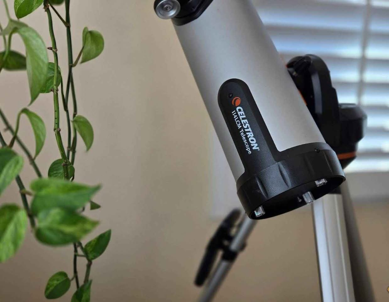 للبيع تلسكوب محوسب من نوع Celestron 114LCM مستخدم كلش قليل . 
التقنية: نظام GoTo محوسب يحدد موقع 4,000 جرم سماوي تلقائيًا باستخدام قاعدة بيانات. 
المواصفات: فتحة عدسة 114 ملم، بؤرة نيوتنية، البعد البؤري 1000 mm
القطر (4.5 inch) 
  . 
الملحقات:  5 عدسات .

السعر 250000 Singapore


**إذا كنت صاحب هذا الإعلان وتريد حذفه لأي سبب، رجاءا أرسل رسالة إلى الدعم الفني**