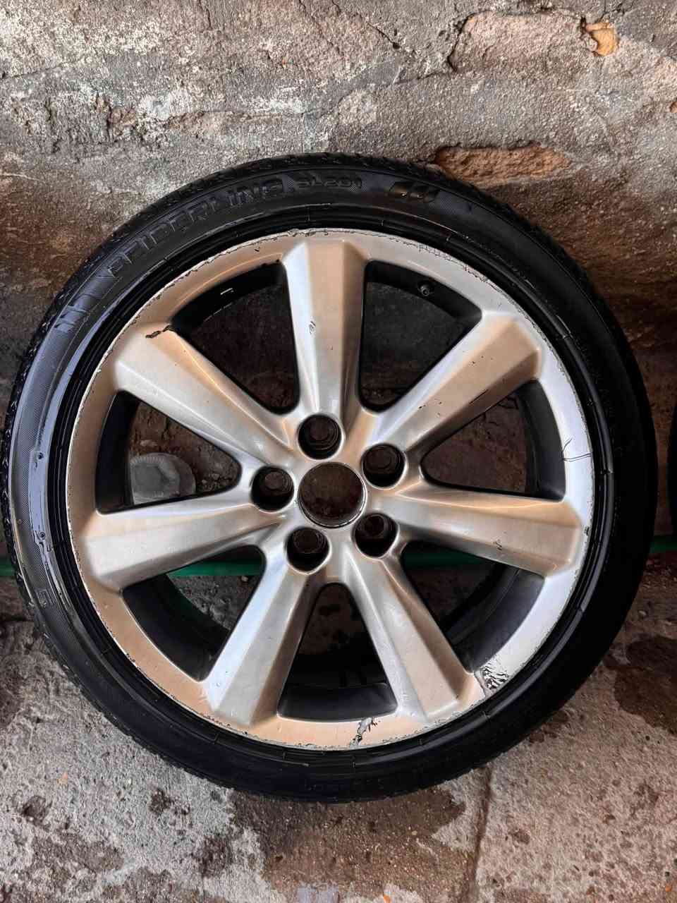 ويلات ملات شاهينه بيهن شخوط بسيطات وبيهن تخم تاير للبيع قيم واخذ شلع عيوني مكاني نجف 
***********
