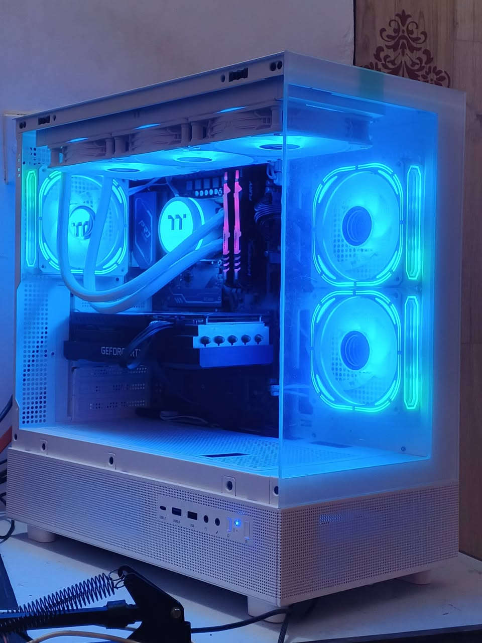 السلام عليكم 🌹 
حاسبة للبيع 
الكيس+ المبرد +الهارد كلهن جدد باقي الغراض مستعمل اخو الجديد 
حاسبة كلش قويه تشغل كل الالعاب على 4k
وفريمات عاليه وتخدمك بثوث برمجه تصميم منتاج 
كلشي حرفيا

المواصفات :
‎I7 12700
‎Thermaltake pro 360 white liquid cooler New
‎Asrock b660 pro rs
‎16Gb ram 2×8 3200 hyber x rgb
‎Galax RTX 3070TI
‎1Tb ssd m.2 nvme
‎Fantech 650w psu 80+bronze 
‎Dark flash dpx90 white with 3argb white fans New 
‎Windows 11 pro 25h2 New

السعر مليون وربع
1,250,000 دينار 🔥🔥🔥
السعر نهائي ما بيه مجال 🔒

ضمان شهر اي خلل ترجعلك فلوسك 💯
توصيل متوفر 🚚

وعندي شاشة msi 2k 180hz 27inch
سعرهه 240 الف 🔥

وماوس وكيبورد ميكانيكي و ماوس باد وسماعات ويدة كلهن بسعر 125 الف

اذا تاخذ الحاسبة والشاشة والاكسسوارات كلهن
يصير مجموعهن اقل اسويلك خصم
السعر كامل بدون الخصم: 1,615,000
السعر كامل: 1,575,000
مليون و 575 الف دينار 🔥🔥🔥

عنواني بغداد السريدات الجديدة وره صيطرة الشعب 
للحجز خاص او واتساب :
***********
