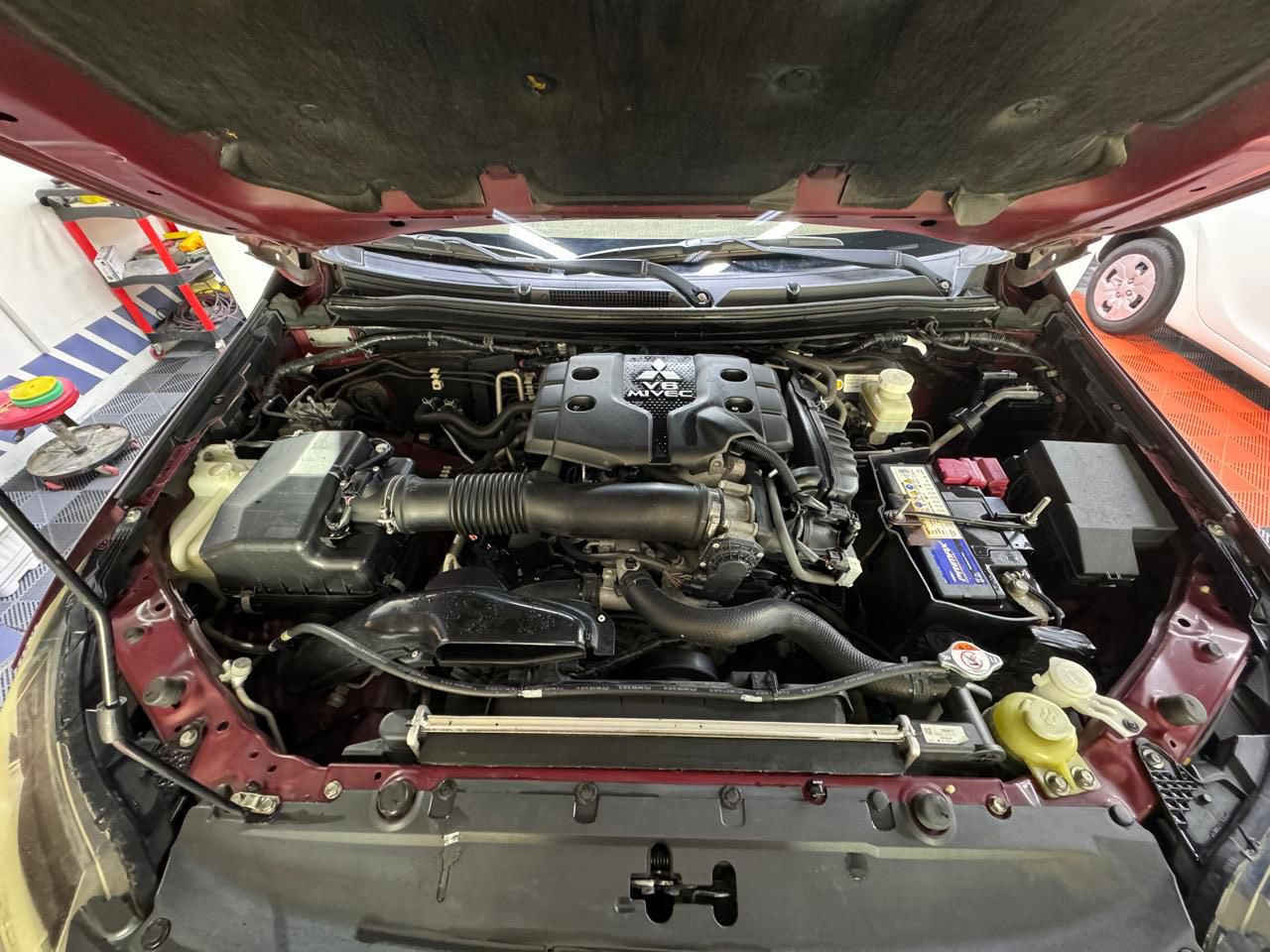 السلام عليكم   باجيرو مونتيرو سبورت موديل2017 ماشيه145 الف كيلو تو ويل قطعتين صبغ فقط بدون حادث رقم بغداد انكليزي رقم الهاتف ***********
