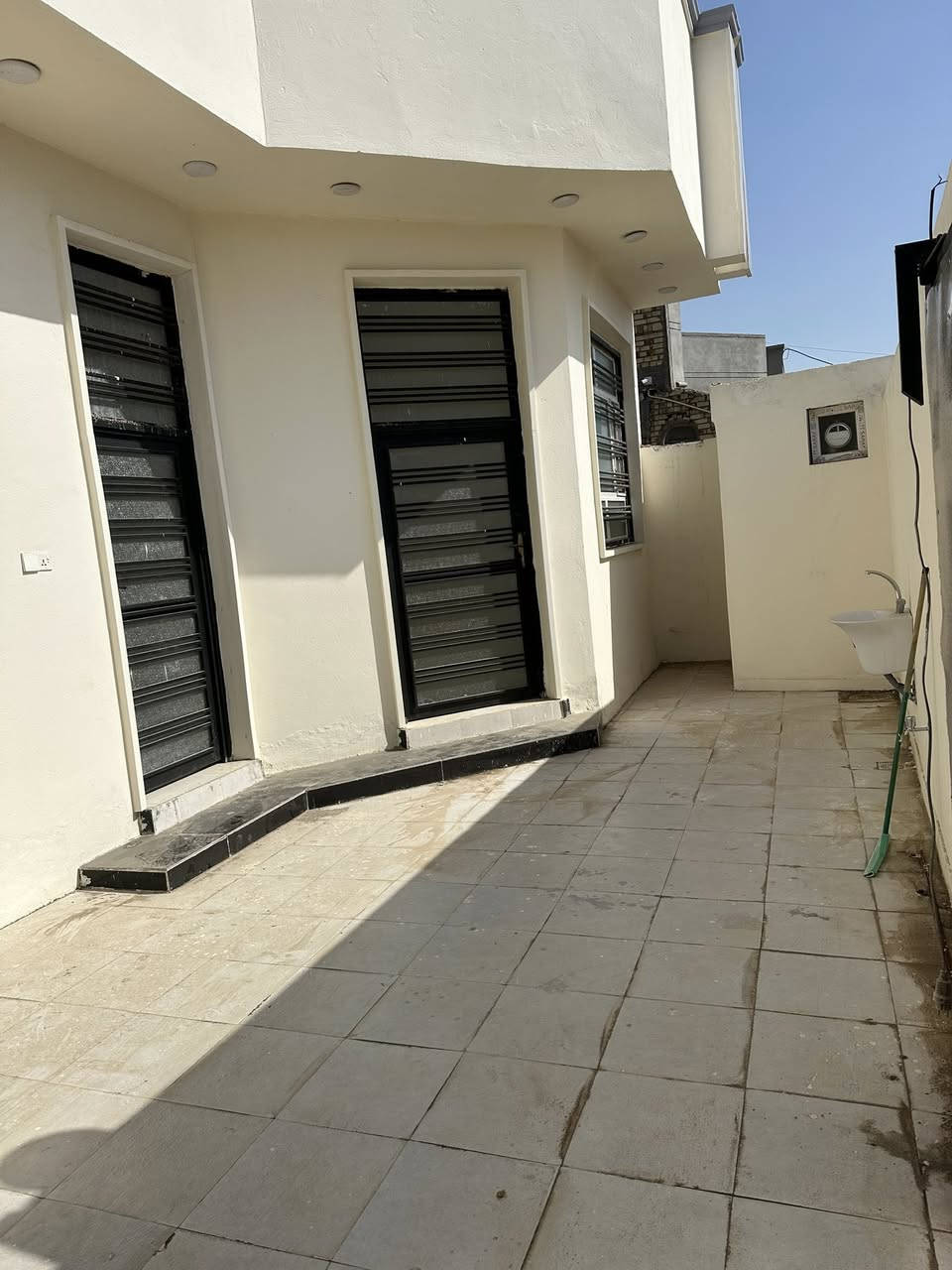 دار للايجار المساحه ٢٠٠ م 
كونكريت مسلح بناء ٢٠٢٦ 
بناء حديث غير مسكون 
العنوان : حي الجامعه شارع الحولي مقابل بيت المرمر 
سعر الايجار ٤٠٠ مع المجال 
***********
***********
