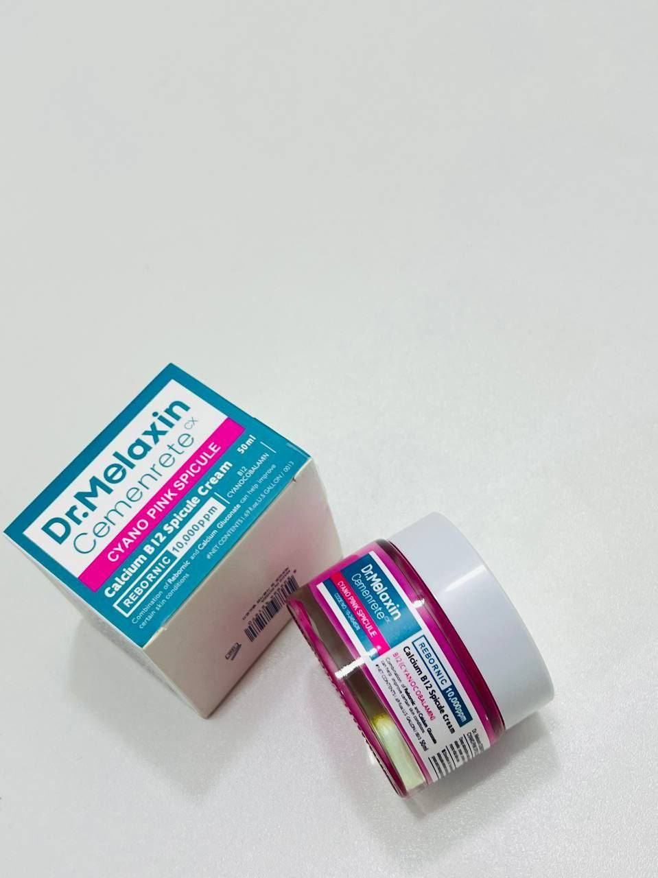 كريم Dr.Melaxin Cemenrete CX – Cyano Pink Spicule 💗
تركيبة متطورة تحتوي على Calcium B12 Spicule بتركيز 10,000ppm 👌
مصمم لتحسين ملمس البشرة وتعزيز نضارتها بطريقة فعالة وآمنة.
💎 الفوائد:
• يساعد على تجديد البشرة وتحفيز الإشراقة الطبيعية
• يقلل مظهر البهتان والتعب
• يدعم توحيد لون البشرة
• يمنح نعومة وملمس صحي من أول استخدام
🌸 غني بفيتامين B12 (Cyanocobalamin)
يساعد على تهدئة البشرة ودعم حاجزها الطبيعي
💧 قوام خفيف سريع الامتصاص
مناسب للاستخدام الليلي ضمن روتين العناية
طريقة الاستخدام:
يوضع مقدار مناسب على بشرة نظيفة مع تدليك خفيف، يُستخدم مساءً 2–3 مرات بالأسبوع حسب تحمل البشرة.
✨ إذا تريدين بشرة مشدودة، ناعمة ومشرقة… هذا خيارچ المثالي

 سعر خاص
توصيل لجميع محافظات العراق


**إذا كنت صاحب هذا الإعلان وتريد حذفه لأي سبب، رجاءا أرسل رسالة إلى الدعم الفني**