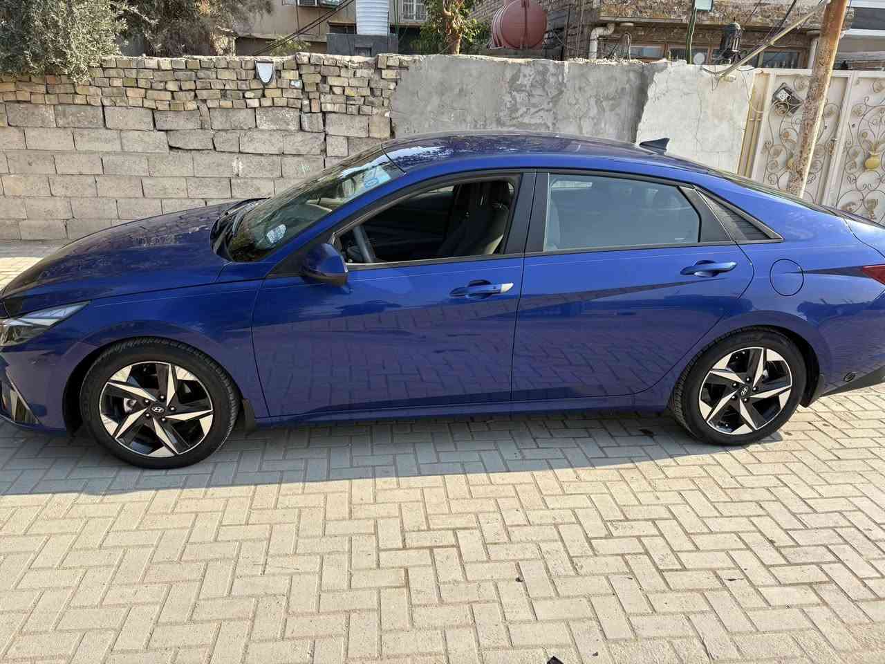 السلام عليكم هونداي النترا موديل 2023سياره جديده بمعنى الكلمه ماشيه 50محرك 2000دوش نص فول السياره 
بصمه 
تدفئه كشنات 
نقطه عمياء 
شاشه ديجتال متصل 
سايد بريك بصمه 
اتوو هولد 
رادار امامي 
رادار خلفي 
حساسات امامي +خلفي 
لد امامي +منضومة زنون 
مانع انزلاق 
تحديد مسار 
قياده ذاتيه 
وبعد بيها مواصفات هواي 
السياره شاد الها منضومه غاز إيطاليه بعدها بل ضمان  
كتلوكات الشركه كلها موجوده بسياره محرك كير كفاله 
حادث السياره حافه البنيد لا لغد ولا شاصي نفسه البنيد معدل كفاله عامه من صبغ وتبديل عنوان السياره بغداد الكرخ اتصال ***********
