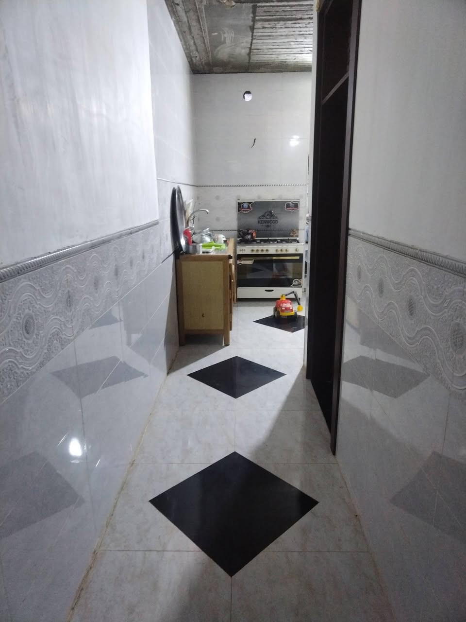 متاح بيت قرب مكتب بيروت منطقه ابو سمير مساحه البيت ١١٠ متر طابق واحد الثاني مبنى بس ما مصبوب عرض الشارع الي مقابل البيت ٢٥ متر للتواصل خاص او ***********. صنف الأرض زراعي ١١٧. قريبه من مدرسه تبعد عنه ٢٠٠ متر مركز صحي اليرموك (مستوصف) نفس الشارع ومسجد واسالة مي مضمون من الكص. السعر 45بي مجال قليل المنطقة ماشيه بيه معاملات طابو وداخله لجنات كشف على كم بيت.المنطقه تبليط كامل
