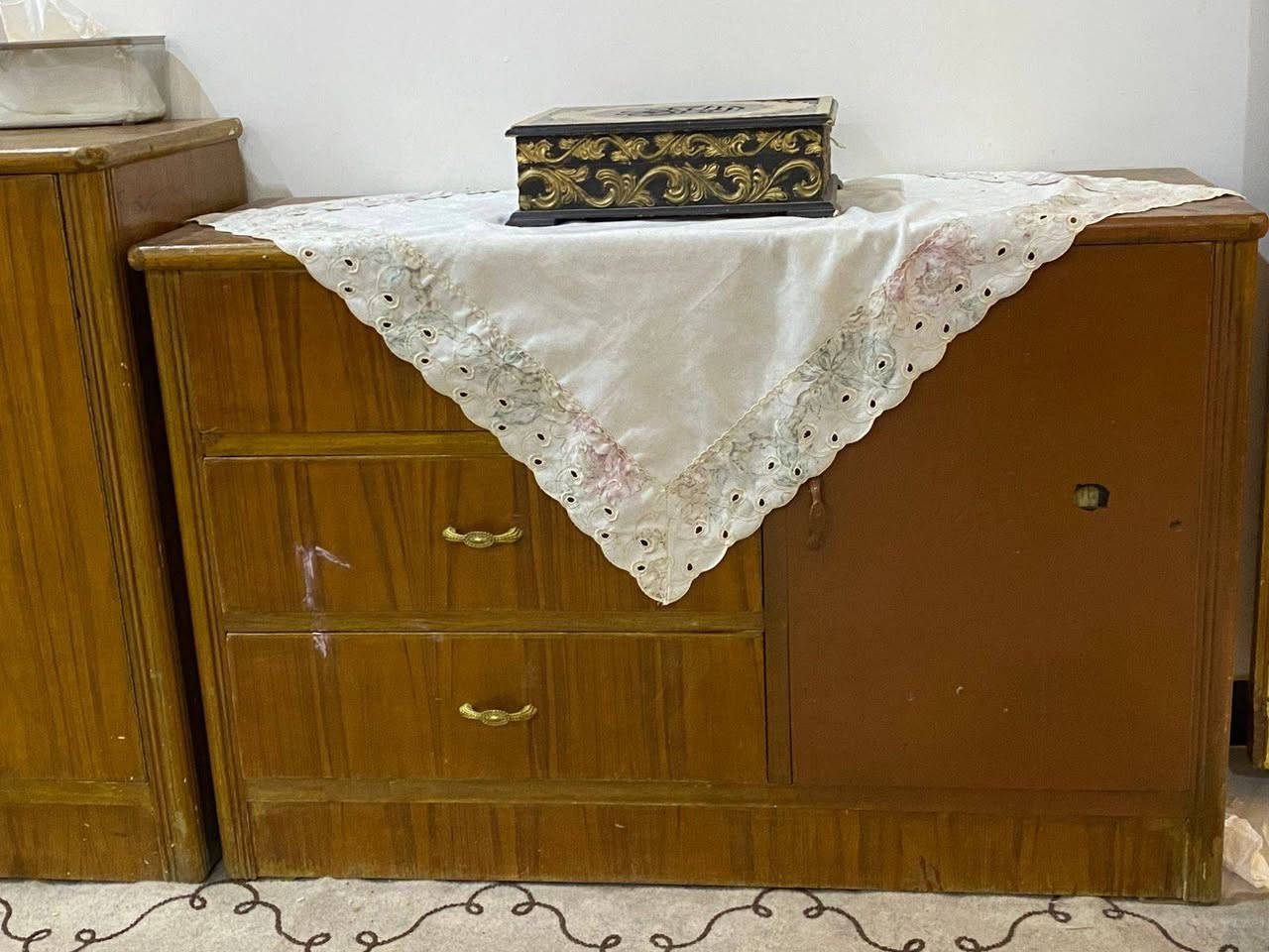 السلام عليكم عندي هي الغرف للبيع صاج وجه وكفه سعر٦٠٠ كلش نضيفه ***********
