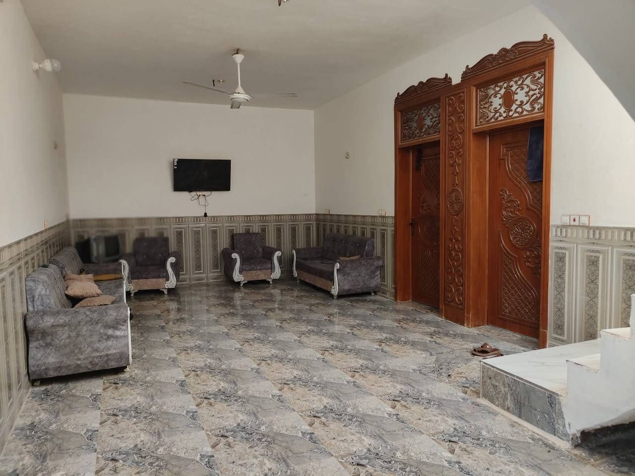 السلام عليكم بيت 200متر طابو سند 25للبيع ب90وبيه مجال يحتوي على ثلاث غرف صاله ااستقبال كراج مطبخ حار بارد يبعد عن طريق بغداد كربلاء 300م عمود 337خلفمجمع الشيخ الكليني  رقمي واتس ***********

