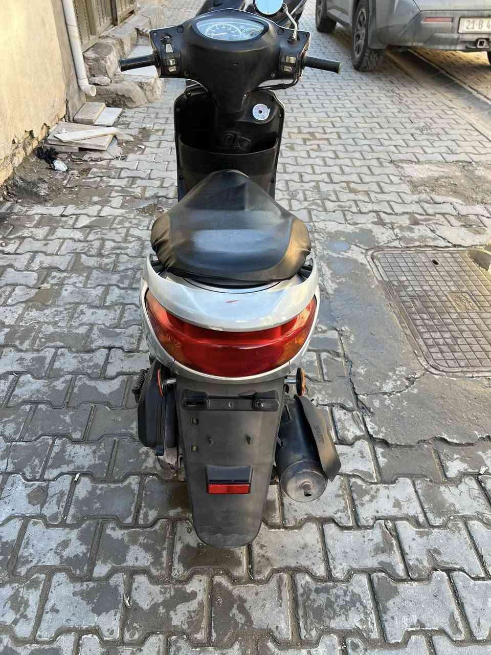 السلام عليكم
بريز بغبغاء نوزل خطين الدراجه حلوه و نضيفه نكره سلف الكفر الامامي مكسور شادلها قبق هندر موجود قبقها الاصلي الدراجه كدامك تعجبك اهلاً وسهلاً السعر 850  وبيها مجال للطيبين *********** الرقم
