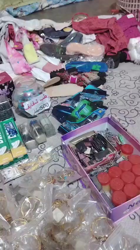 عندي اغراض تصفيه محل اكسسوارات جواريب مال جواريب قراصات للبيع شراي يجيني على الخاص لو يخابر على هذا الرقم***********
