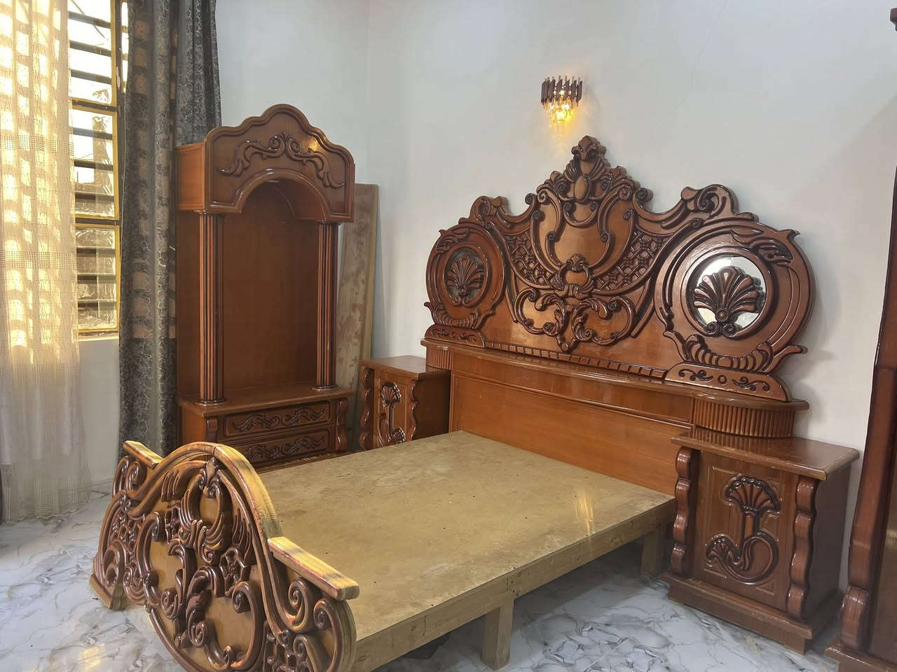 غرفة نوم ام السته تفصال  كله صاج الخشب القوي سعره ٧٠٠ وبيه مجال الشراي عنوان ناصريه مركز الاتصال ***********
