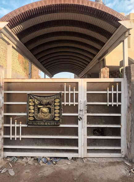 السلام عليكم اخوان هذني للبيع الباب العرض ٣في ٢ والقمريه ٣عرض والطول ٩م و٧٠ بابل المسيب حي العسكري للإستفسار *********** السعر ٤٠٠
