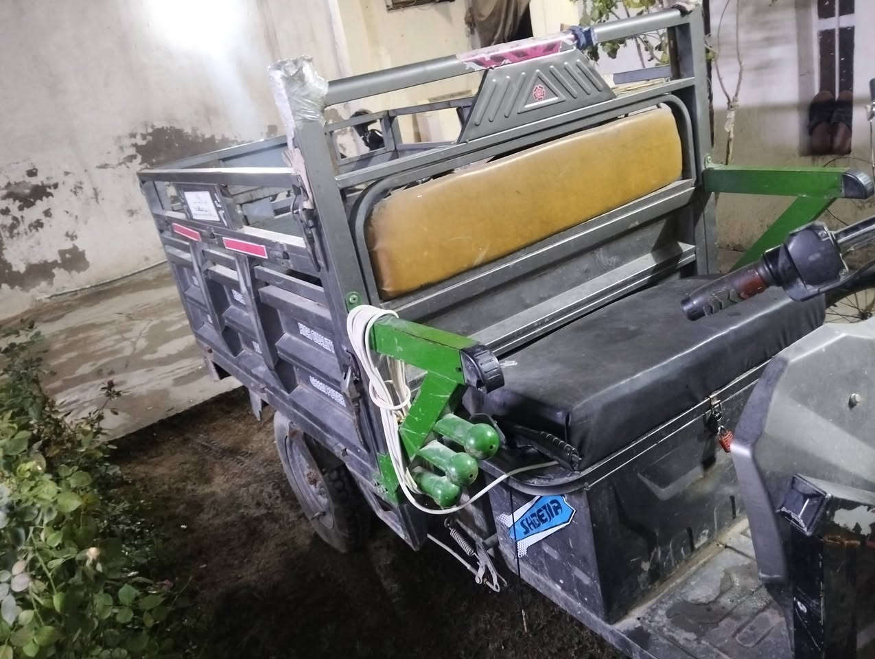 السلام عليكم ستوتة شحن للبيع عدد البطاريات ستة خير من الله تايرات جداد  هاتف ***********
