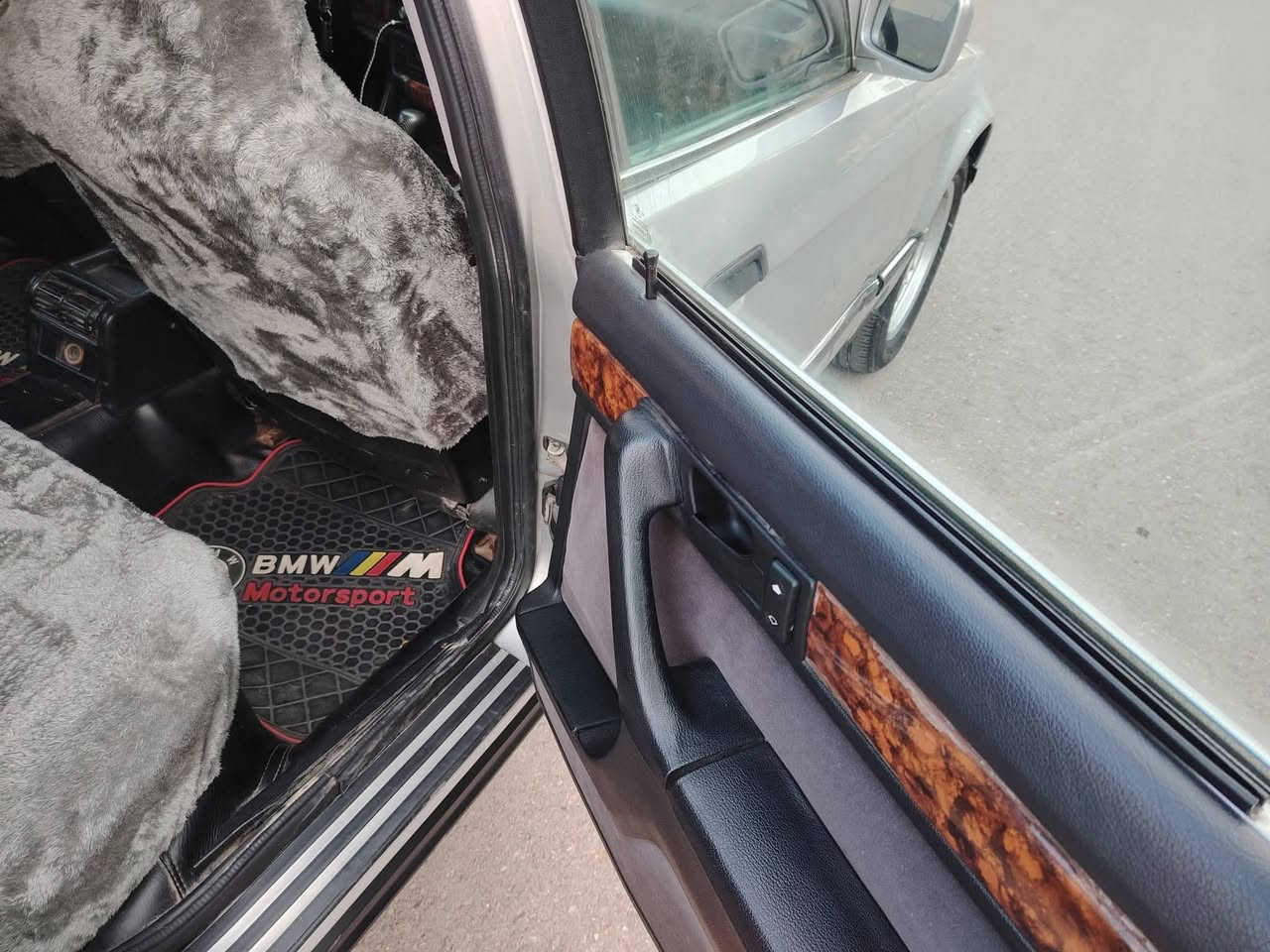 السلام عليكم بي ام حجم 735 موديل 1991 رقم انبار اسمي مشروع وطني سنويه لغايه ال 29 مكينه وكير فيفيتي حاويه  مكفولات سياره جاهزه من تخم تاير جديد حداديه خلفي امامي جدد تبريد ثلج ❄️ كهربايات كلها شغاله سياره مصبوغة عام للجماليه مكفوله من الضربه سياره مكفوله من الكص ونقل الجثه وكافه العيوب الشرعيه سياره جديده معنى الكلمه وجاهزه المكان واسط قضاء الحي السعر52وبيها مجالل
اتصال ***********
***********
