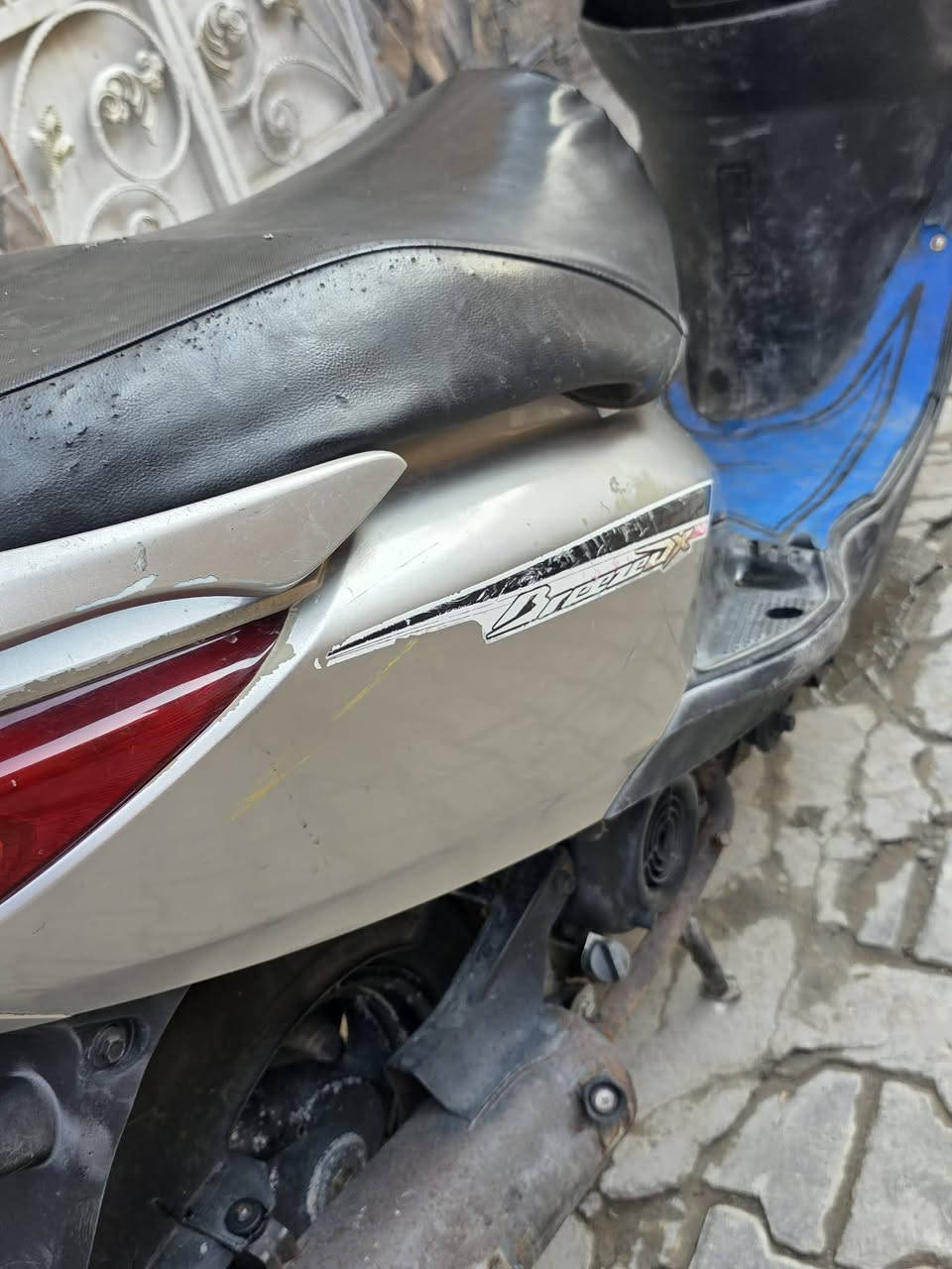 سلام عليكم دراجه بريز رمبه مكينه ممفتوحه بلاديه كلشي شغاله بيها مكينه ناعمه خرسه
سلف شغال                                   ***********
اكلوبات واشاير شغالات
بريك امامي خلفي شغال 
ستاند صفح استاند تعليك
دشبول شغال السرعة والبانزين
كفر بلادي
مكاني بغداد الاسكان تواصل على الرقم ***********
