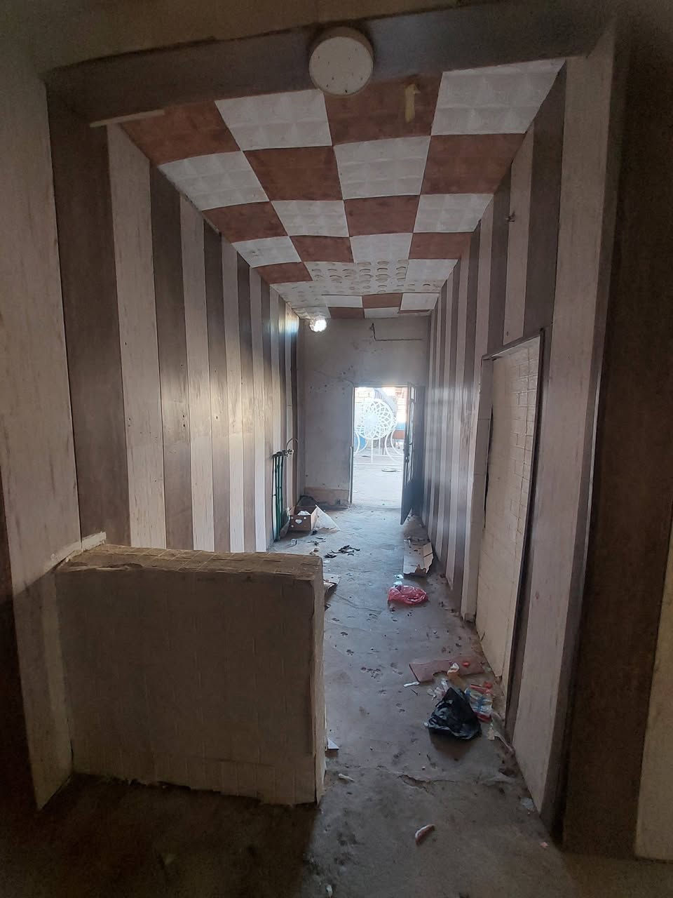🏡 بيت للبيع في بابل / ناحية الدبلة قرب مدرسة الوركاء

📍 المساحة: ١٣٥ متر
🏠 يتكون من:
 • غرفة
• هول
• مطبخ
• استقبال
• طارمة
• حديقة صغيره

✅ بناء قديم صالح للسكن
✅ ماء وكهرباء متوفرة
✅ شارع مبلط وكل الخدمات متوفرة بالمنطقة

📞 للاستفسار والمعلومات: ***********
عنوان المكتب 📍بابل - السياحي - الحصين
فرصة مناسبة للسكن أو الاستثمار 🏹
