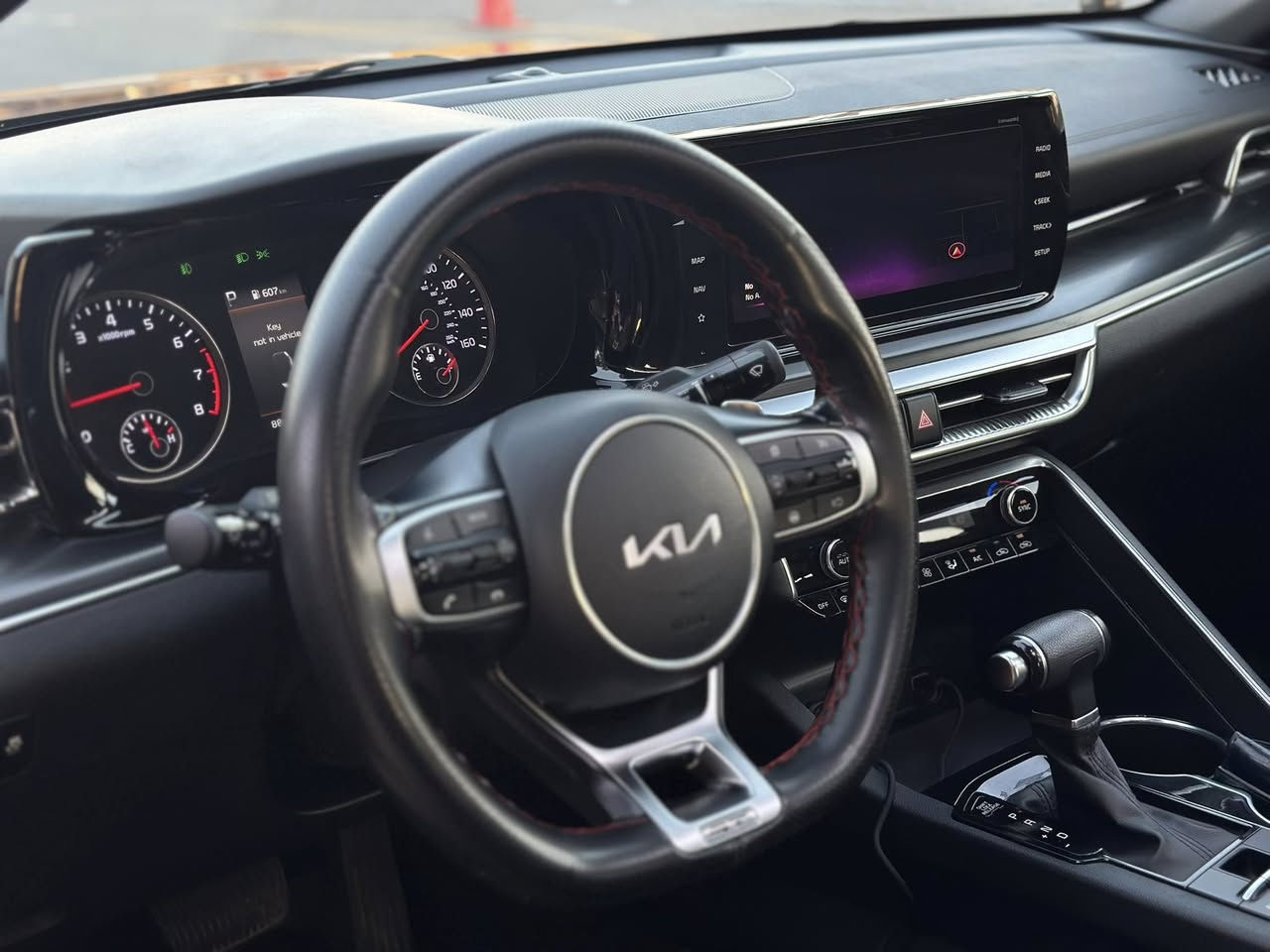 فول السياره محرك 2500 تيربو K5 Gt 2023
وارد امريكا حادثهه 
طخه بلصندوك و مصبوغ فقط
جوه البك لايت يعني مبيهه قطرة صبغ حتى لدعاميات فقط الصندوك الي جوه البك لايت على ايدي حتى اني رقمتهه بدون ايرباك فول السياره ماشيه km
47,000 بصمه بنوراما داخل جلد
رادارات تشغيل عن بعد السياره جديده جديده كلش مكانهه بغداد حي
القادسيه 
 سعرهه مناسب  
***********
مواصفات
الكاميرا الخلفية
سقف بانورامي
التحكم على المنحدرات
