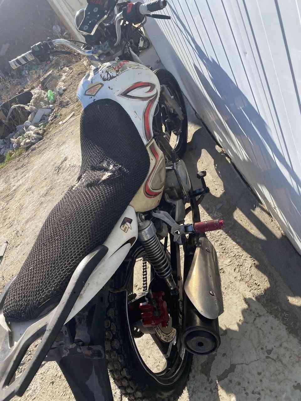 ماطور للبيع شغال تايرات جدد بدلتهن محرك كير شرط السعر 225 وبيه مجال ***********
