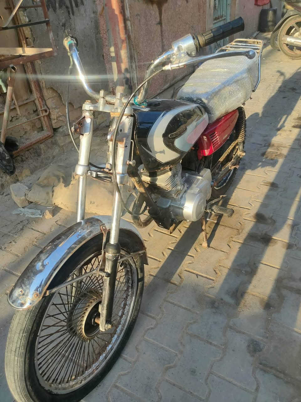 سلام عليكم تايكر مديل 21 اوراق سكنر مكينه مامفتوحه بس بيهه دخانه مال لاستيك ولف والباقي شوفت عينك السعر 300 وبيهه مجال مكاني سماوه *********** واتساب
