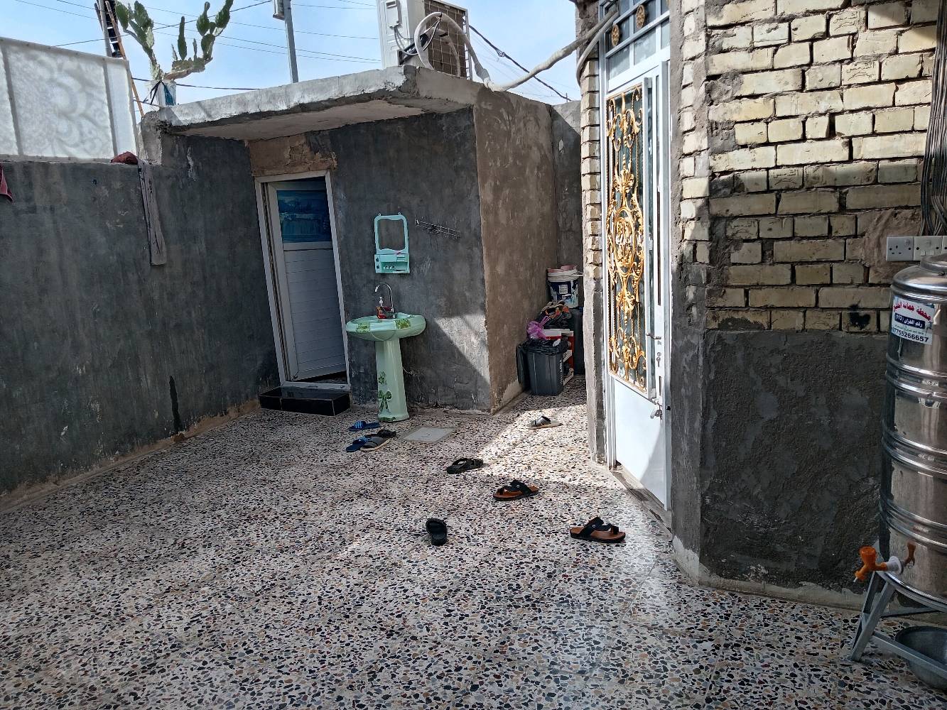 سلام عليكم بيت طابق ونص مساحته 160متر موقعه حيطارق الوصط بين القديم ولوصط بنص قرب سنتر حيطارق بيت يحتوي ٣غرف وصاله جبيره ومطبغ ومنورين واستقبال وحمام وصحيات تاخلي وخارجي وتواليت ولكراج البيت بناه جديده حديث طابوك جمهوري لبيت رفت مجاري  تبليط لفرع ورصيف ومقرنص مي خطين لبيت صاير عله شارعين تبليط الوصط والقديم ***********