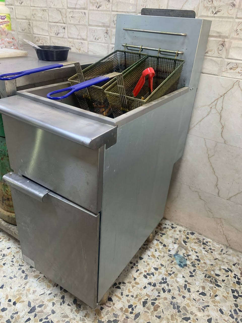 غراض مطعم لبيع كلش نظيفات عنوان بغداد البياع الشرطة الخامسة
***********
