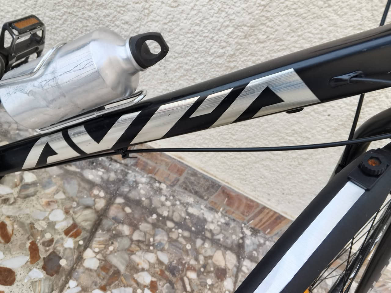 سلام عليكم للبيع دراجة 🚴 هوائية ماركة  C700 avya فول المنيوم وزنه تقريبا 6.5 كيلو كير 3*8 نوع A3 سرج المنيوم
سلام عليكم للبيع دراجة 🚴 هوائية ماركة  C700 avya فول المنيوم وزنه تقريبا 6.5 كيلو كير 3*8 نوع A3 سرج المنيوم 
فرامل قرصية (ديسك) أمامية وخلفية.
عدة سرعات خلفية متعددة. 
واقٍ للطين أمامي وخلفي. 
حامل لقنينة الماء. 💦
إطارات رفيعة مناسبة للطرق المعبدة.🪅 
نوع الدراجة: هجين (مدينة/طريق) وليست MTB جبلية كاملة رغم وجود ملصق MTB.
الموديل: Rapidly Pro 1.0.
فرامل: ديسك ميكانيكية أمامية وخلفية.
السرعات: تبدو 3 أمامية × 8 خلفية = 24 سرعة تقريبًا.👦
الإطارات: Chao Yang بلون جانبي بني.
الجنطات: ألمنيوم مزدوجة الجدار غالبًا.
المقود: مستقيم (Flat Bar).
إضافات: حامل قنينة ماء وواقيات طين🧠
سعر الدراجة 190 الف وبيها مجال العنوان بغداد الجديدة
الاستفسار ***********
