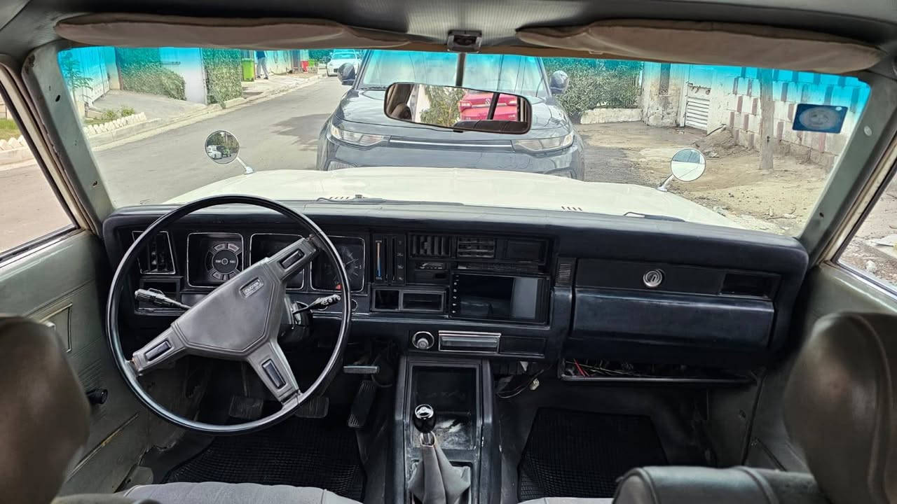 السلام عليكم الغوالي اكراون مديل ١٩٧٧ رقم بغداد الجديد هزه جديده تعمير جديد خير من الله مكينه ٤ ابلاد سياره جاهزه من كلشي مكان السياره بغداد مقابل مرور الطوبجي اي استفسار اتصل ***********
