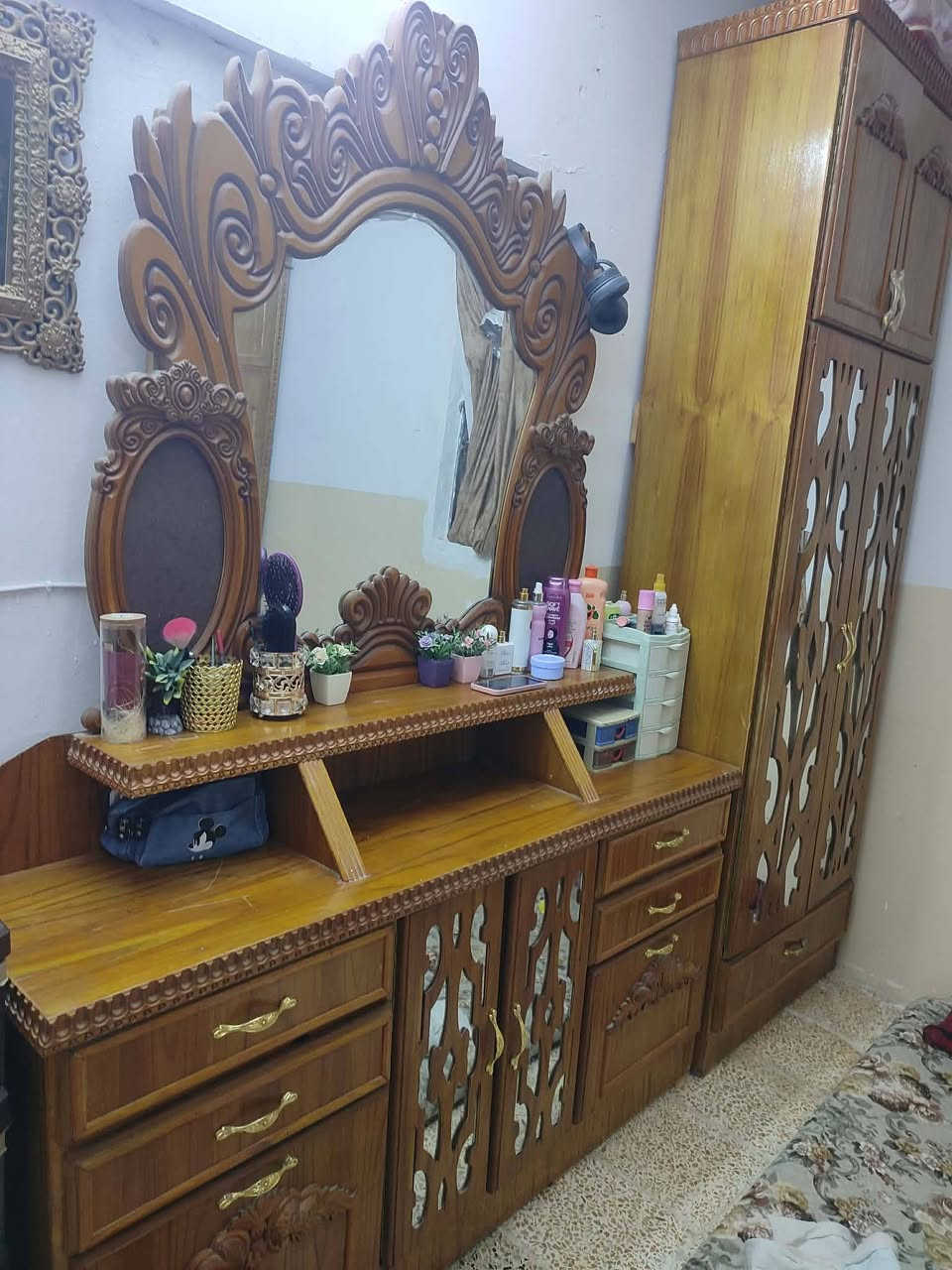 اسلام عليكم متاح غرف نوم كامله جديده السعر 700 المكان تلكيف رقم ***********
