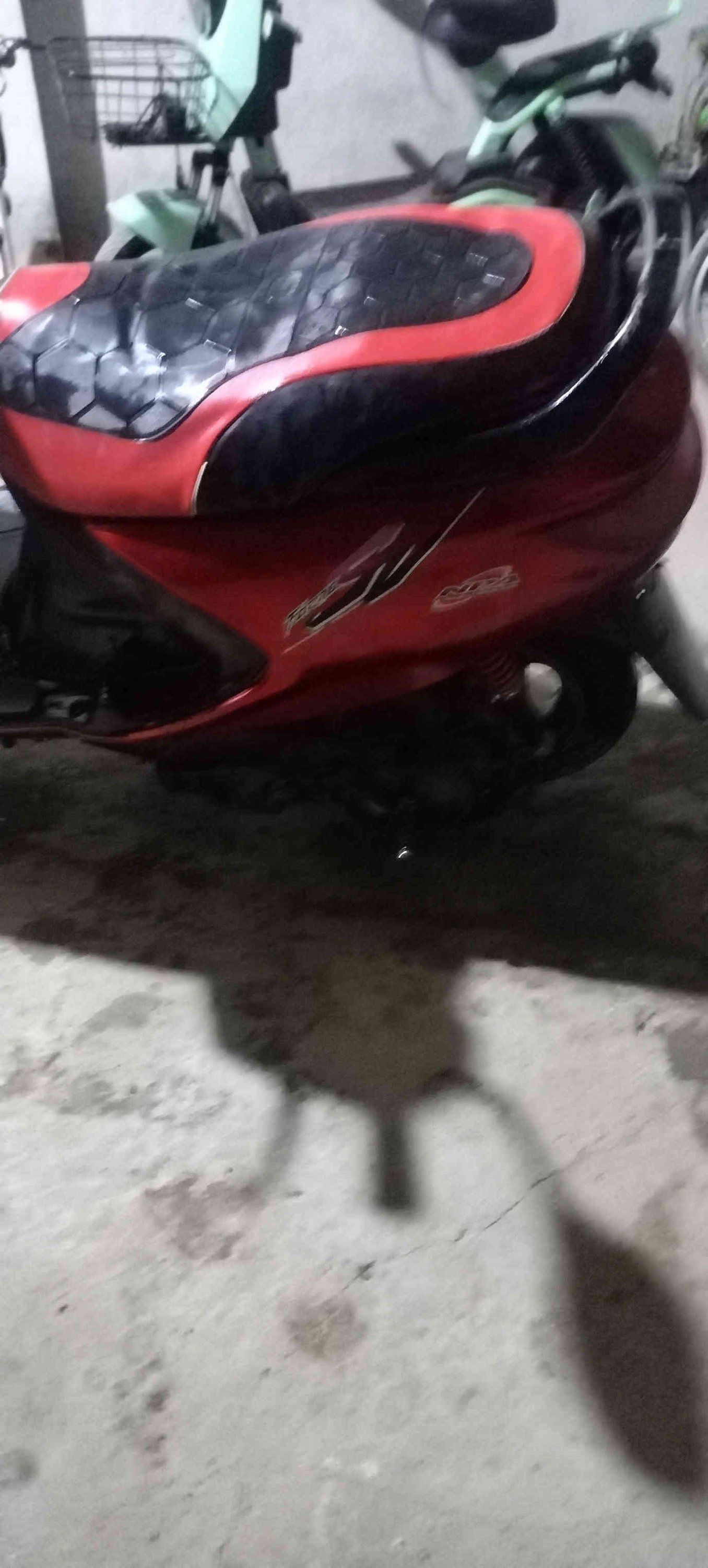 دراجه فراشه للبيع كلها شغاله اي نقص مابيها سلف هندر اشاير السعر ٣٢٥ وبيها مجال حله حي الأمام الاتصال ***********  دراجه كلش ناعمه وحلوه ٠٠٠٠كلها شغاله
