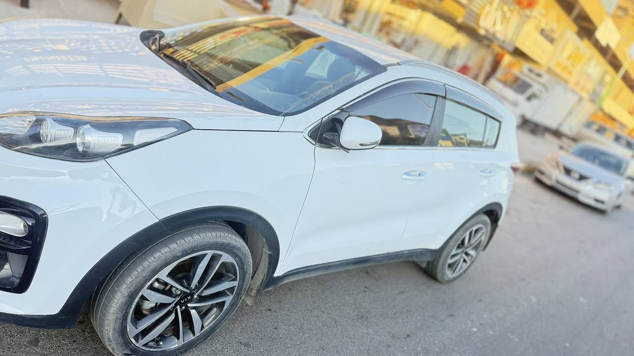 كيا سبورتج
1-موديل 2019 شكل 2020 
2- وارد خليجي 
3- رقم بغداد بسمي رقم الجديد 
4- مكينه 2000 دوش 
5- ويل شكل 20 
6- تبريد قطعتين 
7-شاشا و كامرا خلفيه 
8- حساس امام خلفي 
9- مري شفط 
اشاير بل مري 
10- ماشيه 160 
11- سعرها 165 
مكاني بغداد الطوبجي 
هاتف/***********
