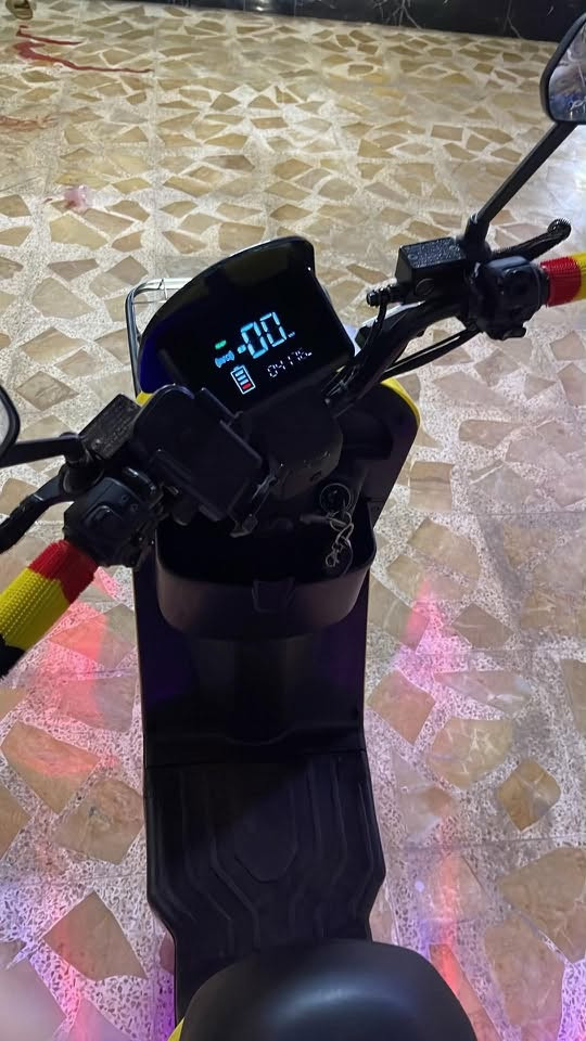 دراجه ABR-A7موديل 2026مستعمله شهرين فقط دراجه مواصفات فول 
(5بطاريات) ونضاف يعني مو تعبانات والشحنه الوحده تمشيك (60كيلو متر) والسعره مالته99بل شاشه بس حقيقي تمشي 60او65وبيه نضام كارت تشغيل عل شاشه وتشغيل عن بعد وسويچ وبيه مفاتيح احتياط كامله وبيه نضام Rرجوع لخلف دبل إشارة واشاره يمين او يسار غراضه كامله شاحنه اصليه من تفول شحن تفصل من يمه يعني اذا نسيته ؏ شحن لاشيل هم ماتنفخ البطاريات ودارجه نضيفه اذا مو شراي لاتراسلني طالب بيه (440)وبيه مجال بسيط 
وهاذه الواتساب(***********)

