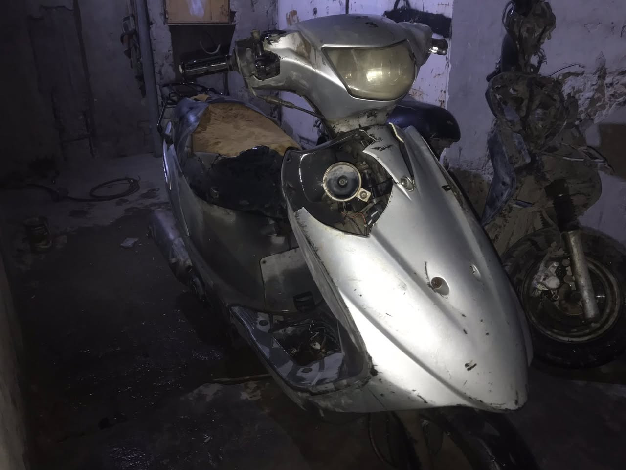 سلام عليكم دراجه ساسوكي ياباني 120 الدراجه نوزل سلف شغال نوزل شغال جويترها كامل كفرات فقط الامامي مكسور شويه دراجه طافيه بسبب ناريه فقط ناريه لا تجفيت ولا غير شي سعر الدراجه 125 بي مجال كلش قليل 
***********فقط واتساب
