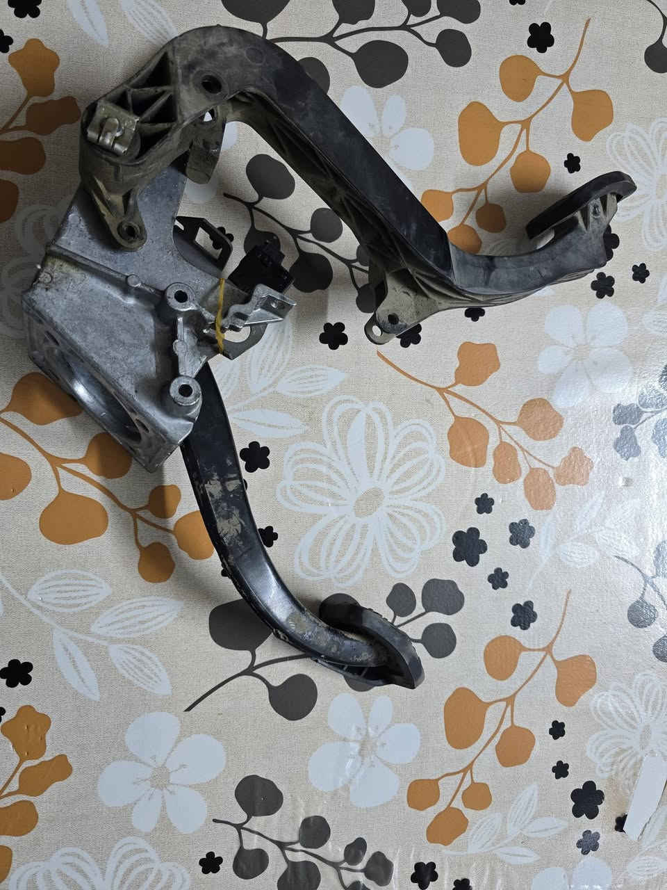 سلام عليكم 
بدرات bmw e36 للبيع 
كير عادي 
مع الجوزه بريك ٤٥ الف 
انحجزو سابقاً والولد لغه الحجز 
***********
***********
بيه واتس اب 
خاص مفتوح
