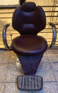 كرسي حلاقة للبيع  السعر 50 الف وبيه مجال رقم الهاتف 07707818639
