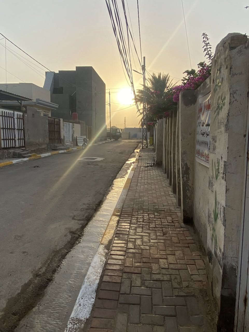 الدارللبيع في حي الفرات قرب الموستوصف
المساحة 253 والواجهة 11ونص 
***********
