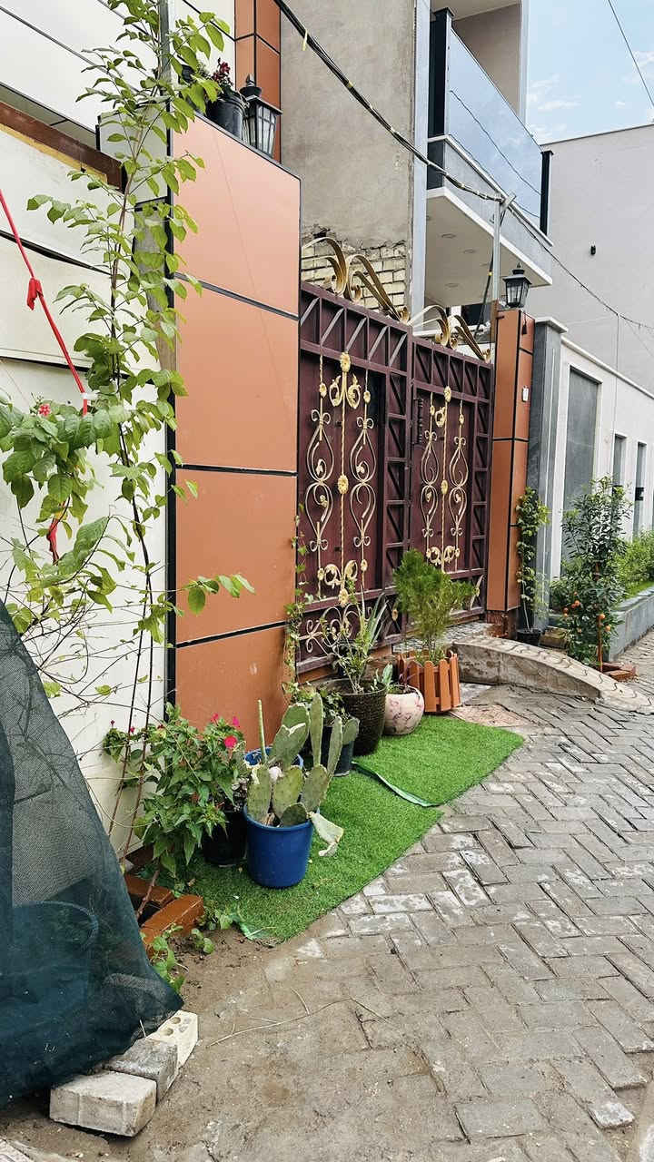 دار للبيع ٧٥م طابو ملك صرف  واجهه ٥ نزال ١٥
الطابق الارضي طرمة واستقبال وغرفة ومطبخ مع خدمات  
الطابق الثاني غرفتين مع خدمات 
كريعات شارع ابو عارف 
*********** او الاتصال واتس
***********
