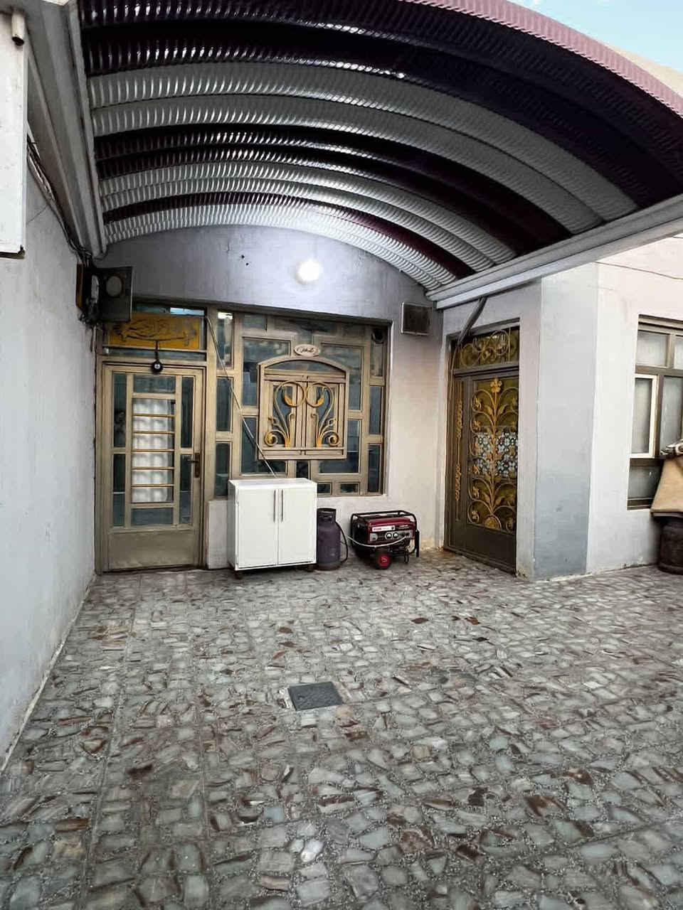 السلام عليكم بيت 150 متر الواجه 7 متر مغاسل خارجيه وداخليه استقبال منفرد ومطبخ منفرد وصاله جبيره غرف نوم 2 وحده جوه ولثانيه طابق ثاني 7×7 سطح كبير البناء بلوك الاساس صب ولفوك صب كونكريت البيت جاهز المكان مقابيل مزرعه الشيخ عليكم قريب الشارع السعر 55 وبي مجال الرقم للتواصل ***********
