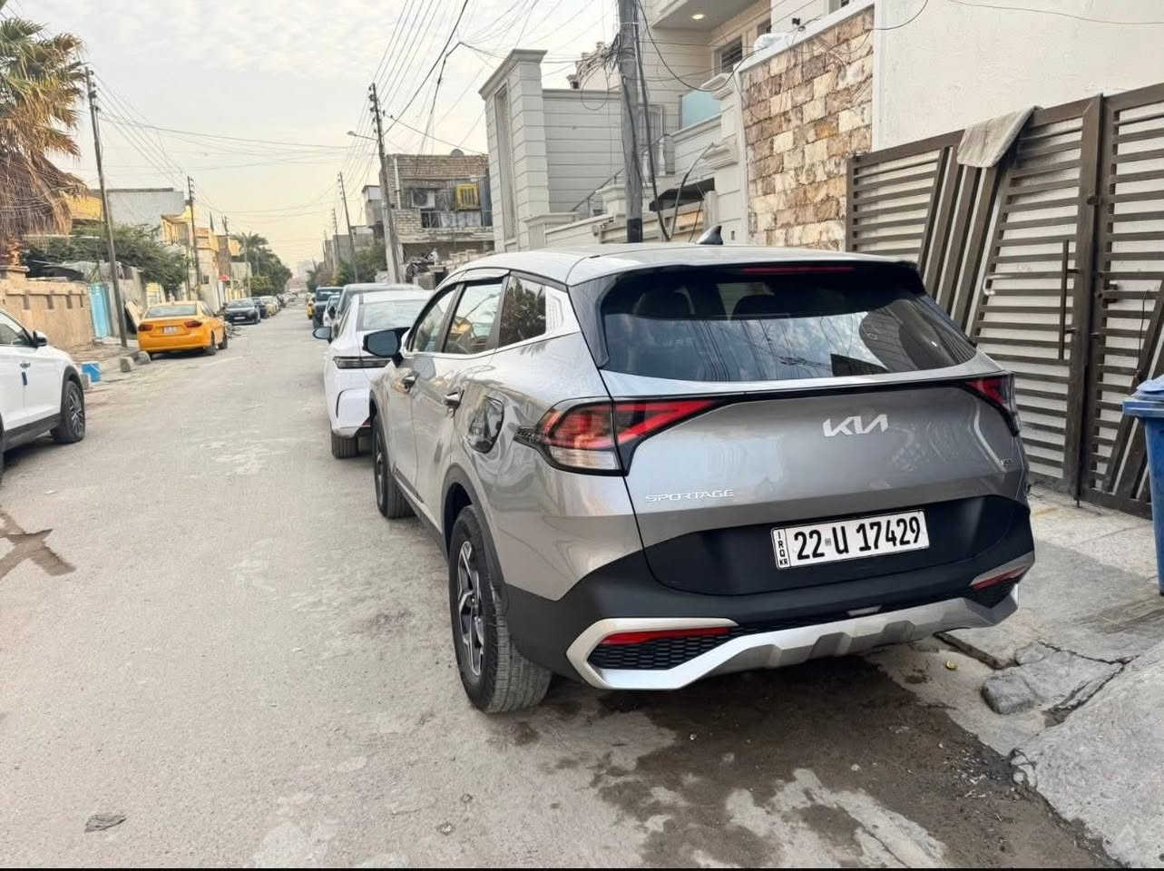 سلام عليكم سبورتج 2023 LX
مواصفات تبريد قطعتين 
كشن هيتر 
ويل كروم
بلوتوث USB ابل كار بلي والاندرويد 
حاجب ليد 
تحكم ستيرن 
كير اوتو+ عادي 
اوتو بريك 
بريك بصمه 
داخل اسود 
نضام قياده أيكو + سبورت + نورمل 
مثبت سرعه
تحديد مسار 
رادار الخطوط البيضاء 
لايتات الاربع عدسات + ليد 
شاشة إلكترونية 
مكان السياره بغداد حي الجهاد 
السع183ومجال بسيط 
صبغ قطعه وحده 
ماشيه 41 ميل
للاتصال ***********
