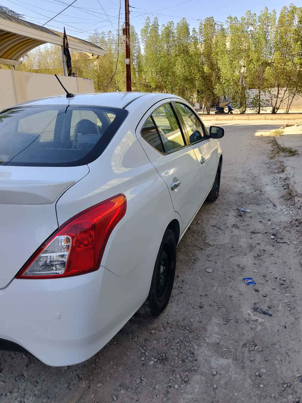 نيسان صني موديل 2023 مصري السعر 112$ بيها شبر بارد فقط خلف باب السائق مالكها السيارة حله حي البكرلي رقمي ***********

