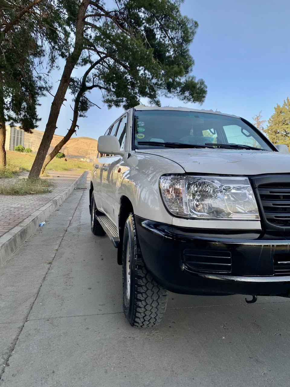 مۆنیکا  ٢٠٠٢
١٠٢ گەلا 
گیر و مەکینە و ئەکسل بە شەرت
تربرید بەشەرت
٤ تایە تازە دنلوب لە ژیرایە
کامل بۆیاخ وەلگەراو نیە و دەعمی پیش و دوای نیە 
رەقەم هەولیرە و بە شەرت حاسیبە
بانزینە و پیش تەبەلەیە 
کوشن و گاعی و ناو داژبل و ناو درگا لۆک لۆکە 
١٠٢ گەلا و معاملە لە سلیمانییە 
***********
