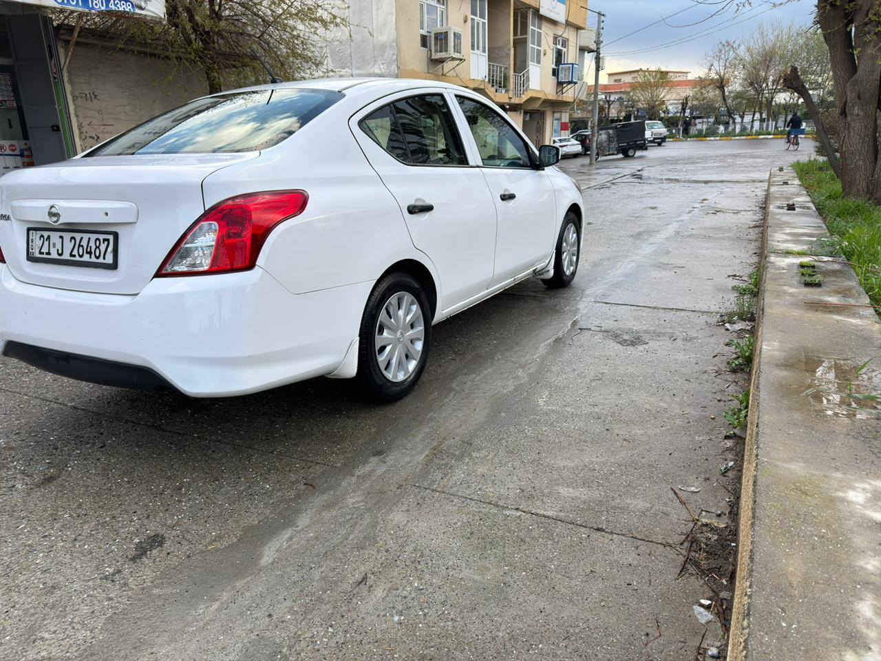 نیسان ڤیرسا ی گیر عادی مودیل 2017 سەیارەیەکی زۆر خاوین و بێ کیشەیە مەسرەفی تێدانیە تەنها یەک پارچە ی بۆیاخە ،چەمەلاغی پیشەوەی لای سایەق.***********,*********** رانية, السليمانية
