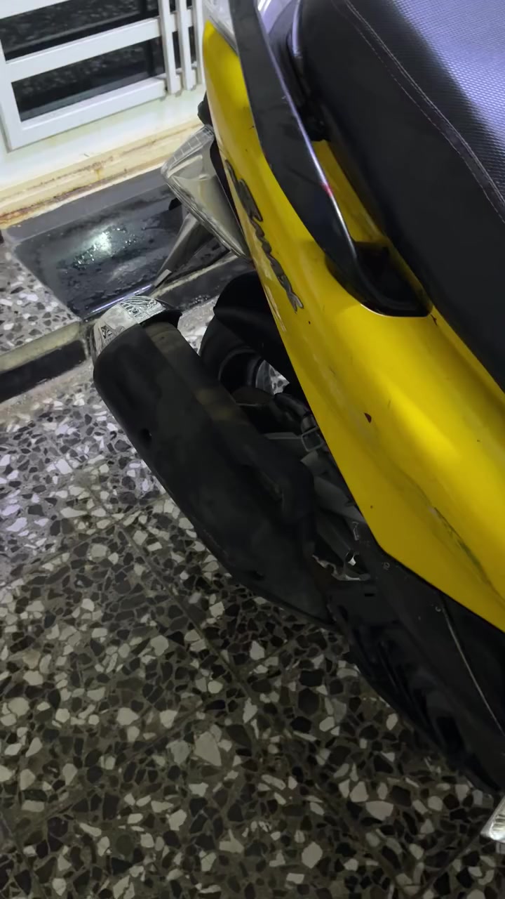 سلام عليكم دراجه SMXجيل 13 مجفته مره وحده وتجفيت درجه اولى ودراجه خير من الله بس كشره شويه تعبان ولمكينه مو كله مجفته بس الزنجيل مبدله بيه وبعد مامبدل بيه شي  هاي كدام عينك الدراجه اشاير واكفه النوزل شويه وصخ اله تقتح النوزل تدكه يلا تشتغل الباقي كله كامل وتجي تشوف الدراجه كدام عينك 
الدراجه مال شغل وزينه للجناي 
بيه لايت زينون اصلي وباتري جديد اصلي نص نكره تشتغل 
قبق مسح مو نفخ 
مكاني المشتل قرب المجلس بلدي 
*********** 
السعر 800 وبيه مجال بصيط للشراي 
اتصل ودلل
