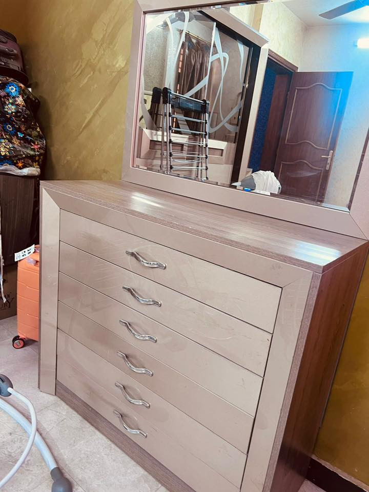 غرفه تركيه ثقيله الميز لتواليت جبير وضخم 6 مجرات ويا مجرات 6 اي شخط مابيهن .. وتجي وتشوف السعر 200 وبيها مجال بسيط العنوان البنوك استفسار  واتساب

‭0774 249 3416‬
