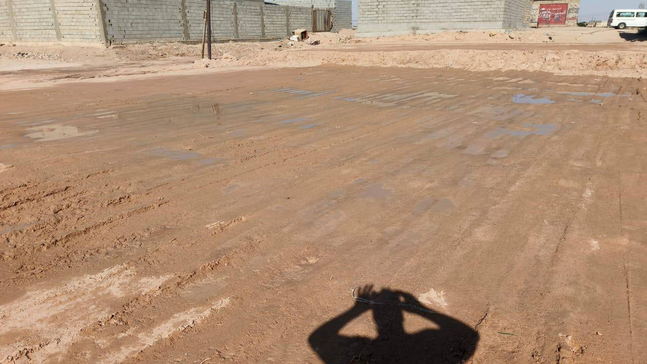 السلام عليكم قطعة ارض للبيع المساحة ٤٠٠ متر مربع  قرب السدة العالية تبعد عن السدة  العالية ٣٠ متر  يوجد كهرباء  وماء  القطعة مدفونة او محدولة جاهزة للبناء  العنوان البصرة كرمة علي منطقة الخيط الاولئ ***********   السعر ٢٥  زراعي
