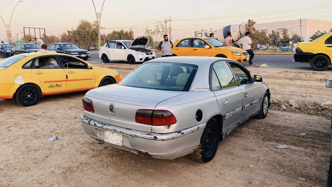 السلام عليكم 
اوبل بزون . 
مكينة وكير ونجي ٢٤٠٠ . 
رقمهة بصرة  والسنوية منتهية ب٢٠٢٢ الشهر ٣ . و التحويل بالبصرة 
راعيهة موجود بيتهم بالحلة  ويريد تحويل . 

الگشر مابي ضربة والسيارة مصبوغة . 

الگير / النمر كلهن مابيهن خلل . 
المحرك / لا تنقيص ولا تبخير . 

السعر المطلوب   18 ورقة 

مكان السيارة / ديالى / الخالص / القصيرين . 

الاتصال على ***********

الشراي يتفضل خاص وآني بخدمته .
