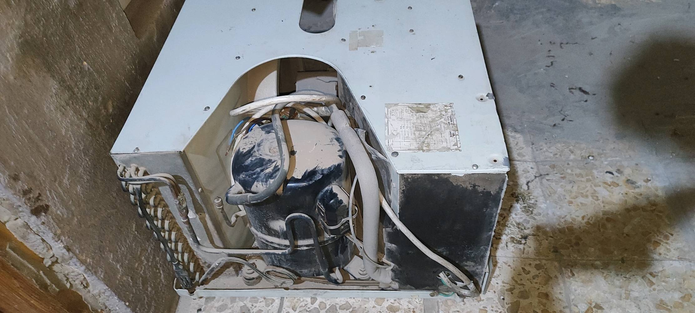 مكيف من ماركة grafft 
شغال بس التبريد مالته ضعيف 