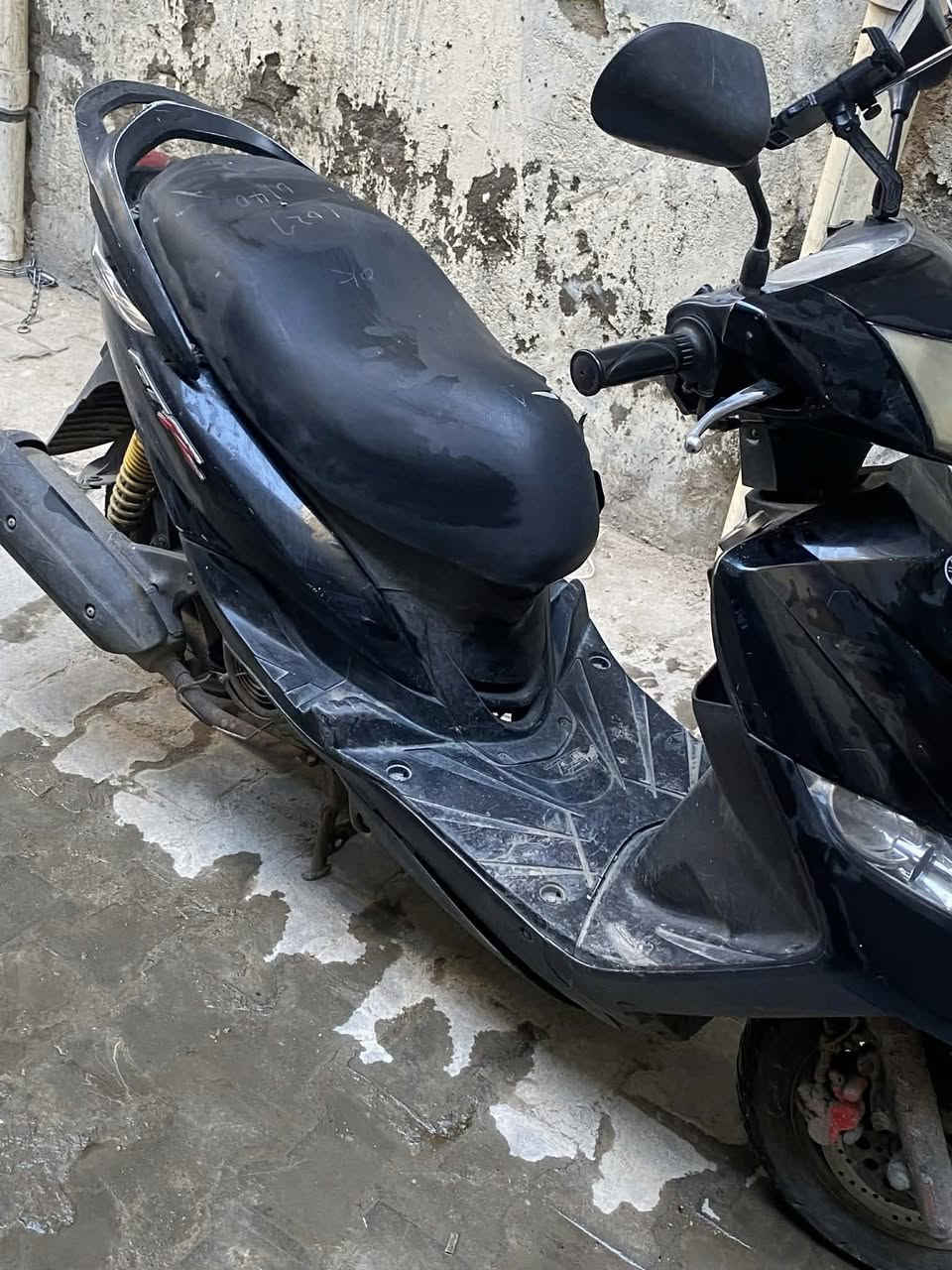 السلام عليكم دراجة ثلعب  دراجة نضيفة 
سعرها 600 الف وبيها مجال قليل 

مكلف بلنشر 

رقم صاحب الدراجة   ‭0 772 592 9768‬
