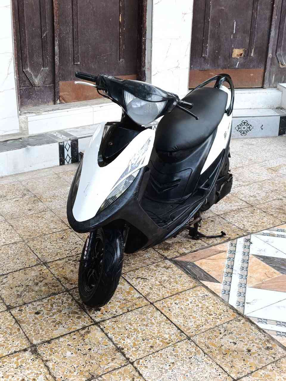 السلام عليكم
مااكس عدله ياباني 120 
دراجه  محرك بلادي فوول نعومه بوشه 49  بلاد شرط الفحص
كفرات بلادي كله مختمه 
شلعه ومعدل  110 فوول متنكض
كلشي شغال سلف و هندر  كلوبات اشاير  سكنات  عينه عداد السرعه و البانزين كلشي عل بلاد 

احلا من صور بالف مره 
سعر 700 وبيهه مجال قليل 
شراي يتصل
مكاني بصره 
 
***********
