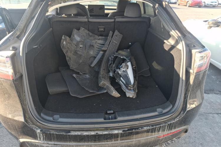 تسلا مودل y  2024
السياره بالحره 
بدون تصليح حادث موضح 
تكدر تدخلها عن طريق الشمال 

ماشيه ٢١ الف مايل
تفاصيل اكثر واتساب
***********
