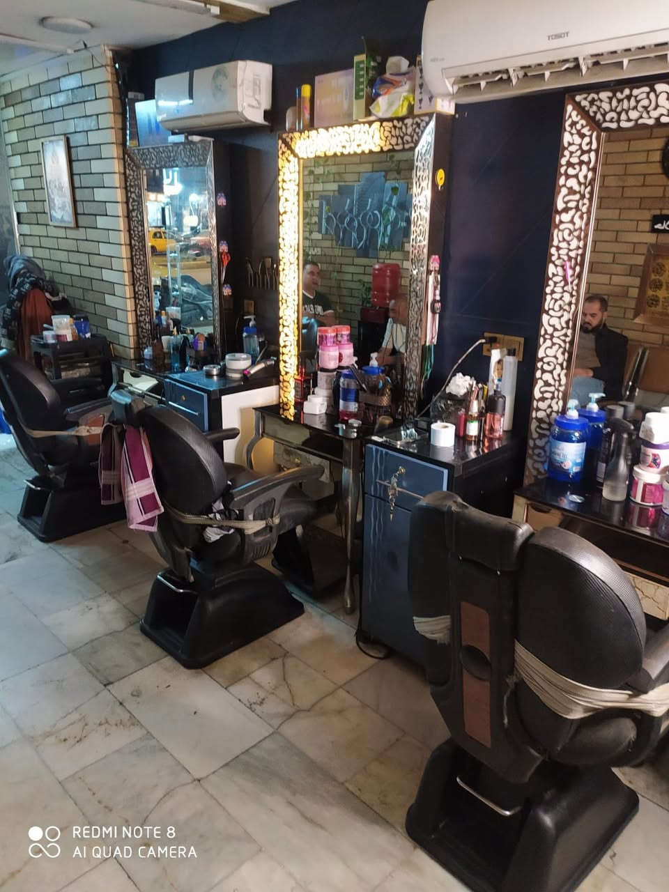 السلام عليكم عندي 3 كراسي و3 مرايات و3 ميوزه ابيعهن شلع السعر 300 الف
العنوان بغداد الصليخ 
***********
