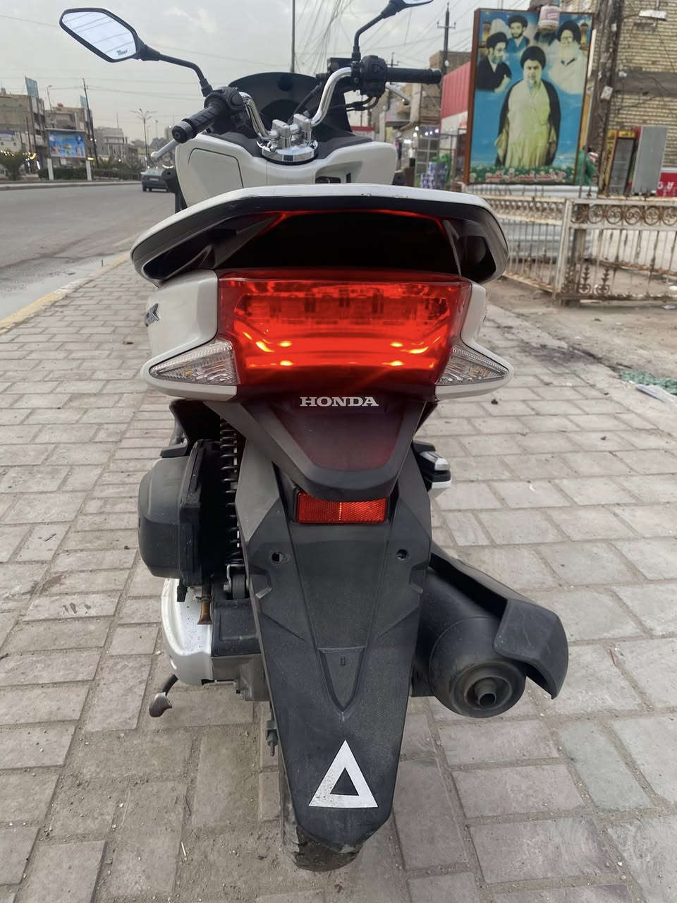 السلام عليكم
دراجه pcxجيل الثاني ياباني  موديل 2018 محرك حجم 125cc
دراجه مال رمبه صار فتره قليله من نازله
دراجه ماشيه 16 الف حقيقي  مكفوله كفاله عامه محرك 
كفرات   (ضفتلهه درع فقط ) 
السعر 17ونص بيه مجال قليل حك الجيه 
دراجه احله من الصور لان مامغسوله بلصور 
مكاني طالبيه فلكه٨٣ 
***********
