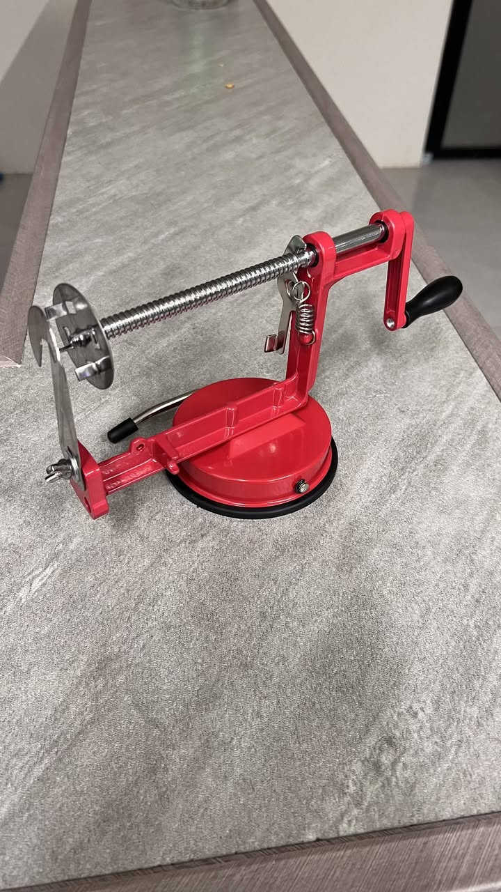 السعر 13000شامل اجور التوصيل 
✨ بطاطا حلزونية بسهولة واحتراف!

أداة تقطيع البطاطا الحلزونية Z-2807
تقطيع سريع بآلية يدوية سهلة 🔄
شفرة ستانلس ستيل 304 حادة ومتينة 🔪
قاعدة شفط تثبّت الأداة بأمان 🧲

حضّر رقائق بطاطا مرتبة مثل المطاعم وبأقل جهد 😋
أداة تقطيع البطاطا الحلزونية اليدوية – Spiral Potato Chips موديل: Z-2807

• أداة يدوية مخصصة لتقطيع البطاطا بشكل حلزوني لتحضير رقائق البطاطا الحلزونية بسهولة.

• تصميم عملي بآلية تدوير يدوية.

• شفرة مصنوعة من ستانلس ستيل 304.

• قاعدة شفط (Suction Base) لتثبيت الأداة أثناء الاستخدام وزيادة الاستقرار.

• خفيفة الوزن وسهلة الاستخدام.

• مناسبة لتقشير وتقطيع حبة البطاطا كاملة دفعة واحدة.

• نوع التشغيل: يدوي
• مادة الشفرة: 304 Stainless Steel
• القاعدة: Suction Base (قاعدة شفط)


**إذا كنت صاحب هذا الإعلان وتريد حذفه لأي سبب، رجاءا أرسل رسالة إلى الدعم الفني**